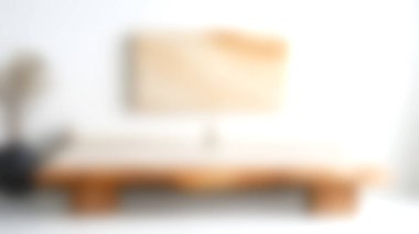 Minimalist tasarımın güzelliğini keşfetmek için doğal ahşap aksanlı, şık ve davetkar bir iç mekan yaratmak için mükemmel bu zarif kanepeyi kullanın..