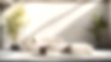 Bu güzel modern oturma odasında geniş doğal ışık bulunan minimalist bir dekor var. Yumuşak bej kanepe, zarif kahve masası, ve bereketli kapalı kapılar sakin ve misafirperver bir atmosfer yaratır..