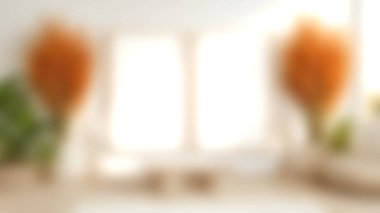 Boş çerçevelerin, canlı portakal bitkilerinin ve şık dekorların yer aldığı modern bir minimalist iç mekan keşfedin. Sıcak tonlar huzurlu ve davetkar bir atmosfer yaratıyor..