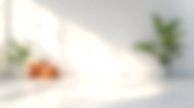 Yeşil bitkiler ve gündelik yastıklarla dolu, huzurlu bir yaşam alanı için mükemmel, parlak ve sakin bir iç mekan. Güneş ışığı davetkar atmosferi güçlendirir.