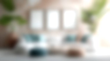 İçinde yastıklar, şık dekorasyonlar ve yeşillikler olan rahat ve konforlu bir ortam yaratan modern bir oturma odası..