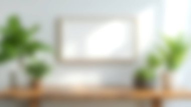 Salon bitkilerinin olduğu sakin bir ortam ve ahşap bir masanın üzerinde boş bir çerçeve. Yumuşak doğal ışık, düzenlemenin basitliğini ve zarafetini vurgular..