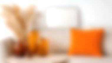 Rahat bir oturma odası, modern ev dekorasyonuna ilham veren toprak renkler, kurumuş bitkiler ve aksesuarlarla donatılmış. Tasarım fikirleri için ideal.