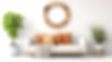 Dekoratif yastıklarla süslenmiş, yemyeşil bitkiler ve şık ahşap duvar dekorasyonuyla tamamlanmış modern bir kanepenin olduğu rahat bir oturma odası..