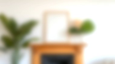 Ahşap şöminesi, kişiselleştirme için boş bir çerçeve ve yemyeşil, sıcak ve davetkar bir atmosfer yaratan, güzel stil bir oturma odası..