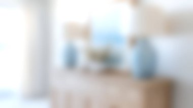 Mavi vazolar, şık lambalar ve sakin bir atmosfer yaratan yatıştırıcı duvar sanatı da dahil olmak üzere zarif dekorasyon unsurları sergileyen güzel düzenlenmiş modern bir oturma odası..