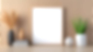 Bu minimalist iç dekorasyon boş bir çerçeve, dekoratif vazolar, küçük bitkiler ve ahşap bir masanın üzerine istiflenmiş kitaplar sergiliyor, sakin ve şık bir atmosfer yaratıyor..