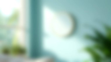 Şık, yuvarlak bir ayna mavi bir duvara asılır, yemyeşil ve doğal ışıkla dolu rahat bir yaşam alanını tamamlar, taze, davetkar bir atmosfer yaratır..