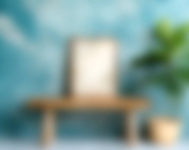 Güzel ahşap bir masa, turkuaz bir aksan duvarına dayanan boş bir çerçeve sergiliyor. Yeşilli yeşil bir bitki doğa ve tarz katar. İç tasarım ilhamı için mükemmel!