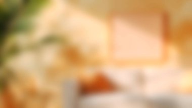 Parlak ve davetkar oturma odasında yumuşak bir kanepe, sıcak turuncu bir duvar ve canlı gölgeler var. Rahatlama ve içsel ilham için mükemmel..