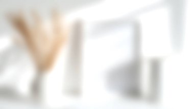 Kurumuş çiçekleri beyaz bir vazoda, boş bir çerçeve ve seramik sürahinin yanında, yumuşak güneş ışığıyla yıkanmış, huzurlu bir minimalist düzenleme..