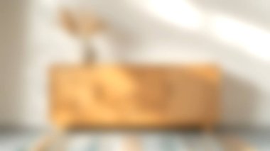 Üzerinde kurumuş çiçekleri tutan şık bir vazo bulunan minimalist bir tasarımın yer aldığı güzel stil ahşap bir büfe. Sahne modern iç tasarım eğilimlerini yansıtıyor, parlak ve davetkar bir yaşam alanını geliştiriyor.