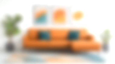 Turuncu bir kanepe, dekoratif yastıklar ve beyaz bir duvarda iç mekan bitkileriyle güçlendirilmiş çağdaş sanat eserlerinin yer aldığı canlı, modern bir oturma odası..