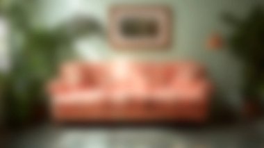 Büyüleyici, çiçekli bir kanepe, güneşli bir oturma odasında, tropikal bitkilerle bezenmiş, dinginlik ve rahatlama için canlı ve davetkar bir yer yaratıyor..