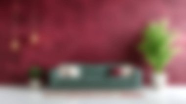 Yeşil bir kanepe, canlı bir bordo duvar, saksı bitkileri ve zarif ışıklandırması olan modern bir oturma odası. Ev dekorasyonu için mükemmel..