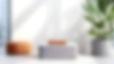 Sergilenen parlak mobilyaları, dekoratif bir bitkiyi ve yumuşak doğal ışığı, rahatlama ve modern dekorasyon için ideal bir oturma odası..