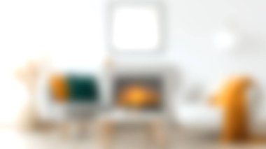 Zarif koltukları, şık bir şöminesi ve minimalist bir alanda rahatlamayı ve sıcaklığı teşvik eden dekoratif unsurları olan rahat ve davetkar bir modern oturma odası..