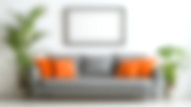 Gri bir kanepe, canlı turuncu yastıklar ve taze ve davetkar bir atmosfer için yemyeşil bitki içeren şık ve modern bir oturma odası..