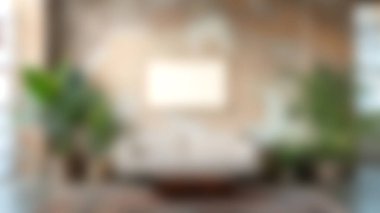 Bu resim klasik bir estetik, doğal yeşillik ve boş bir tuval ile, yaratıcılığı ve sıcaklığı davet eden rahat bir oturma odasını içeriyor..