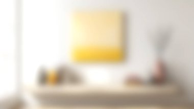 Bu şık iç mekan dekoratif vazolarıyla minimalist bir tasarım ve büyük sarı soyut bir tablo içeriyor..