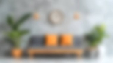 Bu resim, turuncu yastıklı gri bir kanepenin bulunduğu, yemyeşil bitkiler ve şık bir duvar saatiyle çevrili modern bir oturma odası yakalıyor ve rahat bir atmosfer yaratıyor..