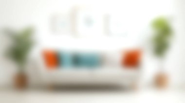 Parlak ve davetkar oturma odası renkli yastıkları ve gür kapalı salonları olan modern bir kanepe. Gösteriş için ideal şık ve minimalist dekor.