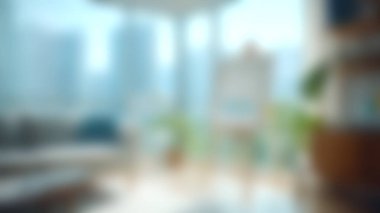 Parlak ve modern oturma odası geniş pencerelerden görünen bir şehir silueti sergiliyor, rahat bir kanepe, canlı ev bitkileri, ve bir sehpada sanatsal bir gösteri, mükemmel bir konfor ve stil karışımı yaratıyor..