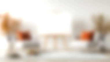 Şövalenin üzerinde boş bir tuval bulunan, rahat sandalyeler ve sıcak dekorlarla çevrili modern bir sanat stüdyosu keşfedin. Yaratıcılık ve ilham için mükemmel.