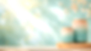 Tahta bir tepside duran büyüleyici dekoratif kavanozlar yumuşak bulanık bir arka plana karşı narin çiçeklerle süslenmiş sükunet ve zarafeti iletiyor..