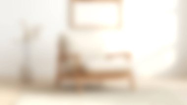 Parlak bir odada, doğal ışıkla aydınlatılmış, minimalist bir dekor ve rahatlama için mükemmel sakin bir atmosfer sunan rahat ve modern bir koltuk..