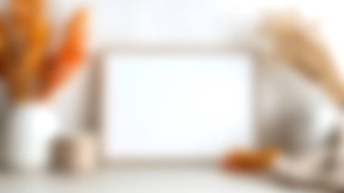 Boş bir çerçeve, şık vazolar ve sıcak tonlarda serin sonbahar temalı bir dekor sahnesi. Mevsimsel yaratıcılık ve estetik ilham için mükemmel..