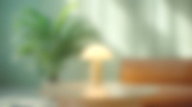 Bu modern iç mekan ahşap bir masanın üzerinde şık bir lamba sergiliyor, rahat bir kanepe ve canlı bir iç mekan bitkisiyle tamamlanmış, dingin bir atmosfer yaratıyor..