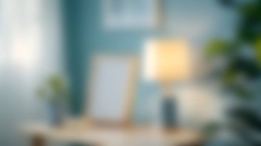 Şık bir lamba, sağlıklı bir bitki ve ahşap bir masa üzerinde boş bir çerçeve içeren samimi, modern bir iç mekan, parlak ve davetkar bir atmosfer yaratıyor..