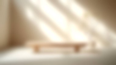 Ahşap bir masa ve yumuşak doğal ışık ve gölgelerle yıkanmış bir bitki içeren minimalist bir iç mekan. Tasarım sükunet ve uyumu vurguluyor..