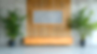 Bu resim, ahşap bir duvar, yemyeşil bitkiler ve modern dekorun yer aldığı samimi bir iç mekan sergiliyor. Rahatlamak için mükemmel ve davetkar bir atmosfer yaratıyor..