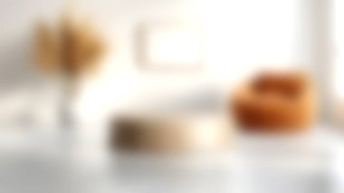 Parlak ve yumuşak odaklı iç mekan zarif dekorlar ve minimalist bir alanda rahat mobilyalar sergiliyor. Tasarım ilhamı ve sanatsal ortam için ideal..