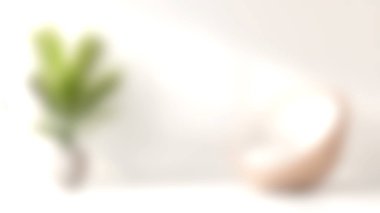 Yumuşak doğal ışıkla aydınlatılan, yemyeşil bir bitki ve rahat bir sandalyeyle huzurlu bir atmosfer yaratan, sakin, minimalist bir iç mekan..