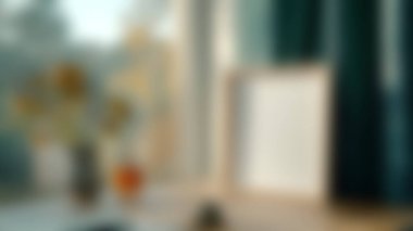 Kapalı mekandaki rahat bir sahne, pencereden gelen doğal ışıkla aydınlanan bulanık çiçekleri gösteriyor. Rahatlamak ve ilham vermek için mükemmel sıcak ve sakin bir atmosfer yaratıyor..
