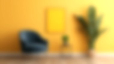 Bu canlı oturma odasında, modern mobilyalar ve ev bitkileriyle dolu sarı bir duvar var. Rahat ve davetkar bir atmosfer yaratıyor. Rahatlama ve tarz için mükemmel..