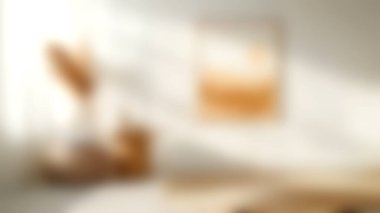 Huzurlu ve cezbedici bir iç mekan yumuşak ışık ve sıcak tonlar sergiliyor. Bu tasvirde modern mekanlarda rahatlık ve estetik cazibe vurgulanıyor.