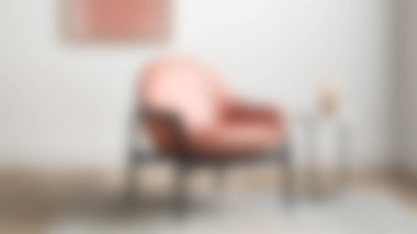 Modern tasarıma sahip rahat pembe bir koltuk, kapalı bir alanda rahat ve stil sunuyor. Sıcak ve davetkar bir ortam yaratmak için mükemmel..