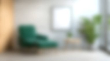 Sıcak yeşil bir sandalye, kapalı alandaki bitkilerle tamamlanmış, parlak, minimalist bir yaşam alanında oturur ve doğal ışıkla dolu davetkar bir atmosfer yaratır..