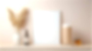 Sakin ve bulanık bir iç mekan, minimalist dekorlar sergileniyor. Doğal elementler ve yumuşak detaylar içeren sakin bir arkaplan gerektiren projeler için mükemmel..