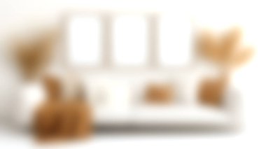 Parlak ve davetkar oturma odasında kahverengi aksanlı ve dekoratif unsurlarla süslenmiş beyaz bir kanepe var. Konforlu toplantılar ve şık bir rahatlama için mükemmel..