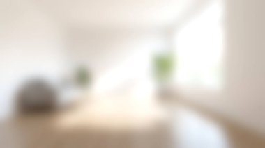 Parlak ve havadar modern bir iç mekan, ferahlatıcı bir atmosfer için yeşillikle tamamlanmış büyük pencerelerden akan doğal ışık sergiliyor..