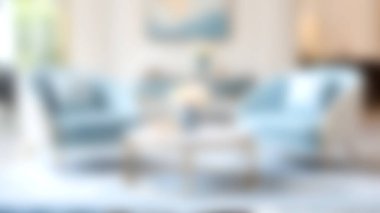 Zarif sandalyeler ve şık bir sehpa içeren güzel tasarlanmış bir oturma odası keşfedin. Bu modern ortam huzurlu bir ortam ve davetkar bir atmosfer sunuyor..