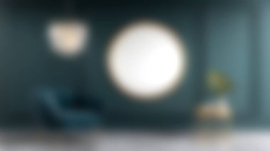 Zarif bir duvar aynası, rahat bir koltuk ve rahat ve davetkar bir atmosfer yaratan yumuşak bir ışık olan modern bir oturma odası keşfedin..