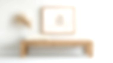 Parlak ve cezbedici minimalist oturma odası ahşap mobilyalar, yumuşak renkler ve duvarda soyut sanat eserleri, rahat bir atmosfer yaratıyor..