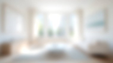 Parlak ve havadar bir oturma odasında geniş pencereler var. Bu geniş doğal ışık sayesinde modern dekor ve rahat atmosferi güçlendiriyor..