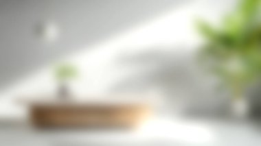 Zarif mobilyaların, canlı bir bitkinin ve doğal ışığın serin ve davetkar bir atmosfer yarattığı güzel tasarlanmış modern bir oturma odası..